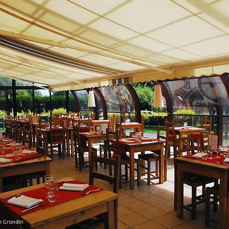 Les Hirondelles Hotel